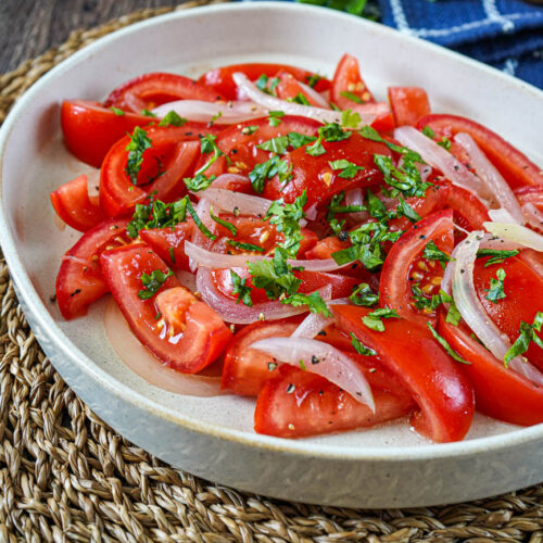 Ensalada chilena con tomate y cebolla