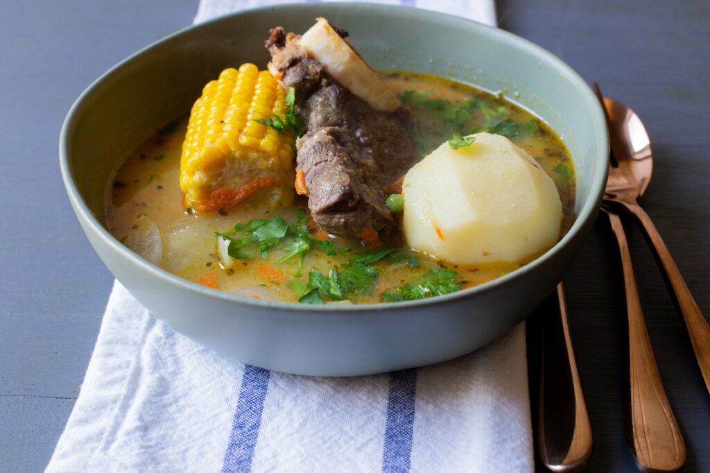 Cazuela chilena tradicional con carne y vegetales
